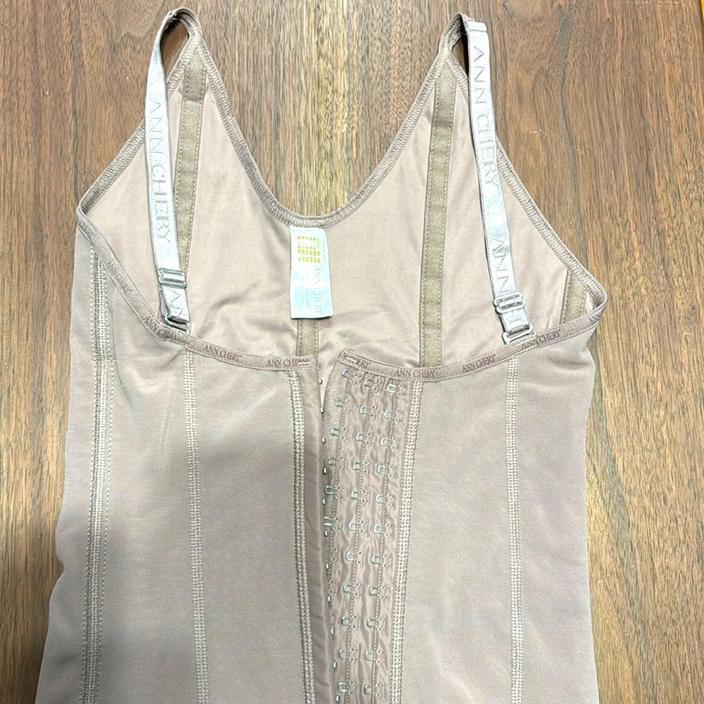 NIB ANN CHERY Semi-Vest Msz